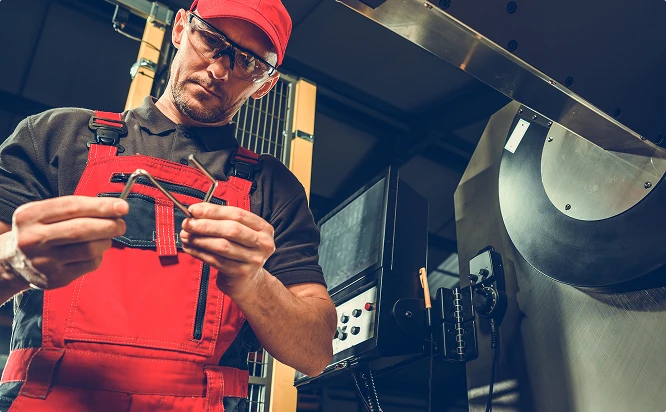 Pracownik ogląda gięty drut