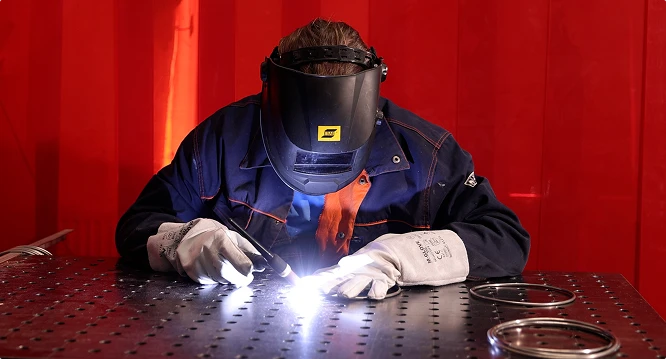 spawanie drutu TIG przez spawacza