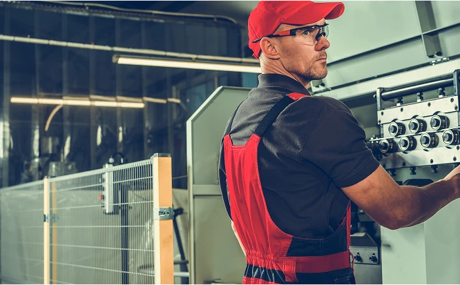 Pracownik przy maszynie